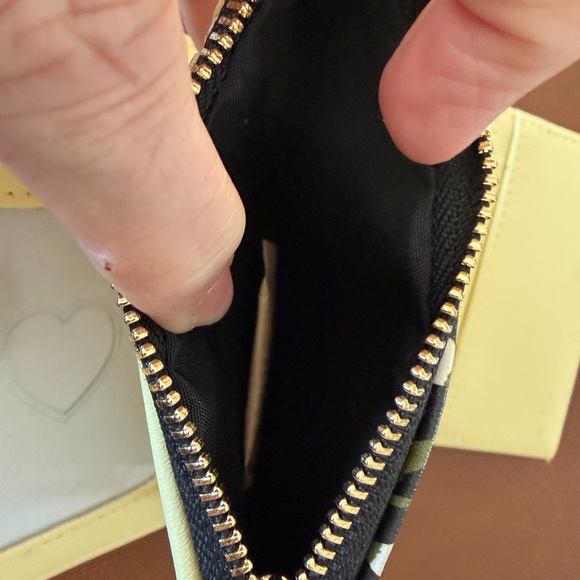 Betsey Johnson Black Daisy Zip Card Case Wallet NWOT - Picture 6 of 6